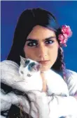  ?? FOTO: IMAGO IMAGES ?? Romina Power mit 25 Jahren und Katze.
