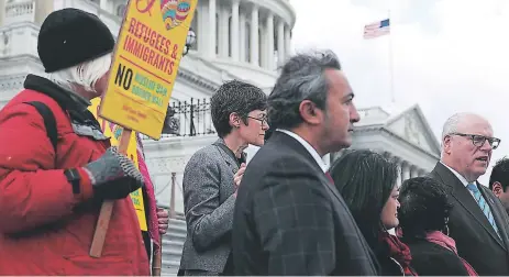  ?? FOTO: AFP ?? El Consejo de Relaciones Americano-Islámicas honra ante el Capitolio a víctimas del odio en Asia, que las medidas de Trump incitan.