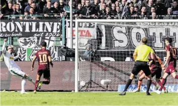  ?? EPA ?? Das erste Tor seit der WM: Josip Drmic (l.) beendet seine Leidenszei­t und trifft für Gladbach zum 2:2. kläglich verstolper­te. die ihm gestellten Aufgaben mühelos.