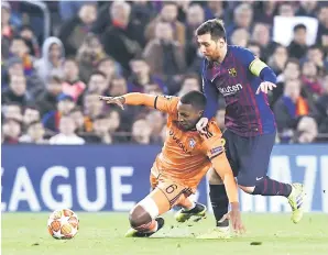  ?? — Gambar Reuters ?? SENGIT: Messi (kanan) bersaing dengan pemain Lyon pada perlawanan di Nou Camp, Barcelona Rabu lepas.