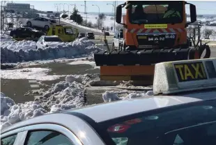  ??  ?? Lokalne oblasti na posebne prevzemne točke še naprej odvažajo avtomobile, ki so pred dnevi obtičali v metežu.