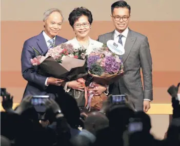  ?? FOTO: REUTERS ?? ►► Carrie Lam junto a su esposo e hijo, ayer en Hong Kong.