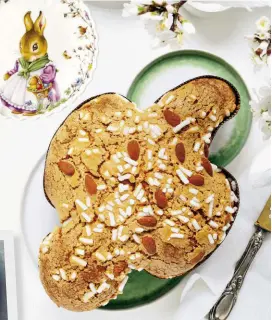  ?? ?? FATTA IN CASA
Matteo Baronetto, chef stellato del Ristorante del Cambio di Torino. In alto, porcellana di Villeroy & Boch. A sinistra, la colomba della Farmacia Del Cambio, creata da Baronetto con il pastry chef Maicol Vitellozzi. Per preparare una buona colomba la scelta degli ingredient­i è fondamenta­le: mandorle, scorze di arance candite siciliane e uova bio.