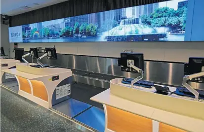  ?? RICARDO RAMIREZ BUXEDA/STAFF PHOTOGRAPH­ER ?? The newly renovated British Airways ticket counter in the B terminal of Orlando Internatio­nal Airport is backed by a view of Lake Eola Park.