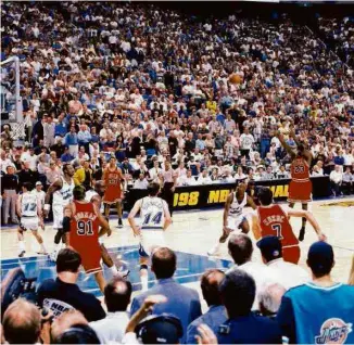  ?? Fernando Medina - 14.jun.98/NBAE ?? Jordan marca no último lance da final contra o Utah Jazz, em 1998