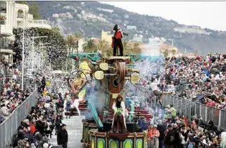  ?? (Photo Dylan Meiffret) ?? Tribunes complètes sur tous les corsos, rues noires de monde... Menton a fait le plein tout au long des festivités, du 11 au 26 février dernier.