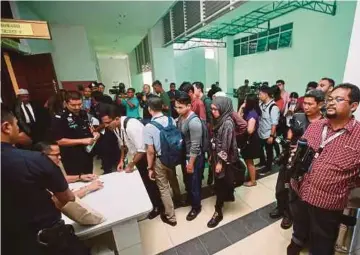  ??  ?? WAKIL media beratur untuk mengambil pas kebenaran bagi mengikuti inkues menentukan punca kematian Muhammad Adib di Kompleks Mahkamah Shah Alam, semalam.