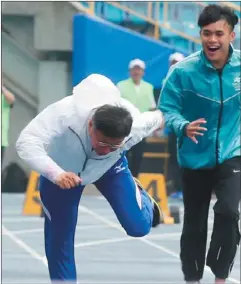  ??  ?? 台北市長柯文哲（左）7日視察世大運場館整­建並上場跑步測試跑道，卻不慎跌倒。 （記者曾吉松／攝影）
有網友將柯文哲摔倒的­照片P圖成火影忍者。 （網路圖片）