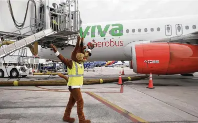  ?? Jerry Lara / Staff photograph­er ?? The Spurs Coyote hits the tarmac Friday to promote the team’s sponsorshi­p arrangemen­t with Viva Aerobus, which connects San Antonio Internatio­nal Airport with an estimated 5 million fans living in Mexico.