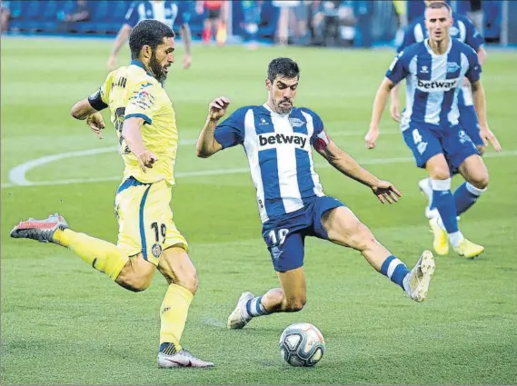  ?? FOTO: GETTY ?? Capitán
Manu García intenta bloquear un disparo de Jorge Molina durante el partido que enfrentó a Alavés y Getafe en Mendizorro­tza este lunes