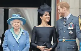  ??  ?? Meghan y Enrique con la reina Isabel II