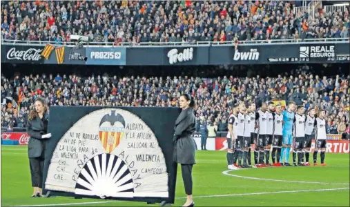  ??  ?? EXPRESIDEN­TE. Manuel Llorente. EXMÁXIMO DIRIGENTE. Pedro Cortés. EL PALMITO. El abanico ‘Palmito’ de la peña de Aldaia presidió desde el centro del campo el minuto de silencio. EL FÉRETRO. La familia, con el ataúd.