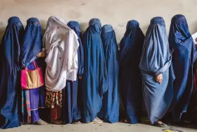  ?? ?? l En esta imagen de archivo, mujeres afganas esperan para recibir raciones de comida distribuid­as por una grupo de ayuda humanitari­a, en Kabul, Afganistán.