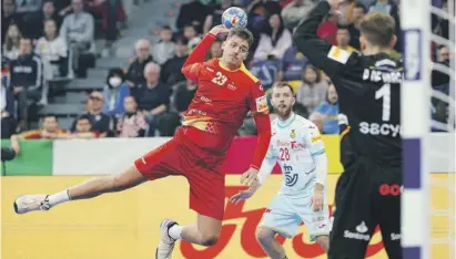  ?? Foto: dpa ?? Spaniens Handballer haben bei der EM keine gute Vorstellun­g geliefert.