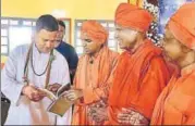  ?? PTI PHOTO ?? ▪ Congress chief Rahul Gandhi interacts with the saints at Anubhava Mantapa in Basavakaly­an in Bidar on Tuesday.