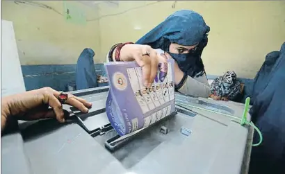  ?? MOHAMMAD ANWAR DANISHYAR / AP ?? Una dona vota a la ciutat de Jalalabad, a la província de Nangarhar, a l’extrem est del país