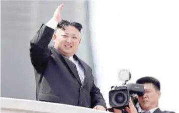  ?? | AP ?? El líder norcoreano Kim Jong-un, durante un desfile militar para celebrar el 105 aniversari­o de nacimiento de Kim Il Sung en Pyongyang.