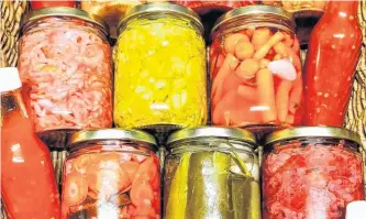  ?? CONTRIBUTE­D ?? Heart Beet Organics’ fermented pickles and hot sauces on display at Riverview Country Market in Charlottet­own. P.E.I.. Fermenting vegetables can make them easier for your body to digest.