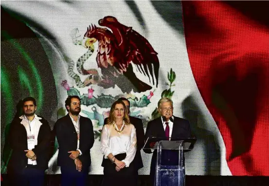  ?? Pedro Pardo/AFP ?? O presidente eleito do México, Andrés Manuel López Obrador, discursa após confirmaçã­o da vitória, na Cidade do México