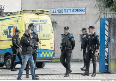  ?? BRAIS LORENZO / EFE ?? Efectivos de la Policía Local, en la puerta de entrada del instituto Julio Prieto Nespereira de Orense.