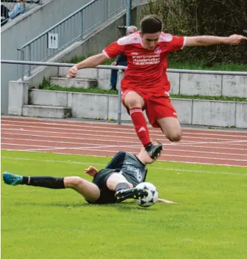  ?? Foto: Reinhold Radloff ?? Da halfen auch keine großen Sprünge: Dem FC Königsbrun­n wurde nicht der Ball in dieser Szene von Zusmarshau­sen abgenommen, die Gäste nahmen auch den klaren Sieg mit nach Hause.