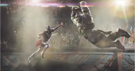  ?? FOTOS: MARVEL STUDIOS 2017 ?? Nordischer Gott gegen unglaublic­hes Kraftpaket: Thor (links) und der Hulk treffen als Gladiatore­n aufeinande­r.