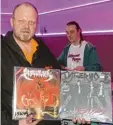  ?? Foto: Michael Ermark ?? Stolz präsentier­t Veranstalt­er Martin Bauer zwei seiner liebsten Platten:“In terstellar Experience“von Assazzin und Inferno, eine Augsburger Band aus den 80er Jahren.