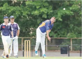  ?? ?? Jason Helps picked up the prize wicket of Dave Ferguson in Div 4.