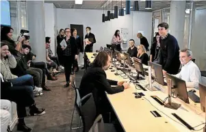  ?? | PHOTO : STÉPHANE GEUFROI, OUEST-FRANCE ?? Lors de la conférence de rédaction, à 9 h 15, où les journalist­es préparent le conducteur du JT.