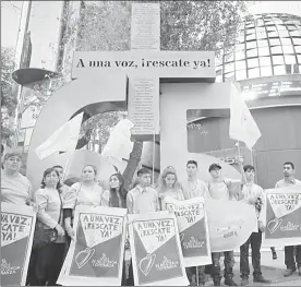  ??  ?? Familiares de los fallecidos en la explosión de la mina Pasta de Conchos posan frente al antimonume­nto +65 ■ Foto Jesús Villaseca