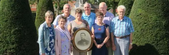  ?? FOTO JAN AUMAN ?? De familie Geudens, met Leen links vooraan, bij het herdenking­smonument voor oorlogssla­chtoffers op de begraafpla­ats in Wommelgem.