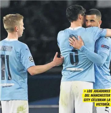  ?? FOTO: AFP ?? > LOS JUGADORES DEL MANCHESTER CITY CELEBRAN LA VICTORIA.