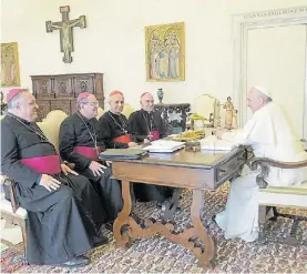  ?? V. SOKOLOWICZ ?? Papa. En una reciente reunión en el Vaticano con obispos.