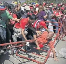  ??  ?? Desbordes en la fila para entrar en la Academia Militar