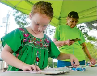  ?? SARAH GORDON THE DAY ?? Lily Finlayson, 6, of Uncasville and her grandmothe­r Betty Finch of Gales Ferry work on making woven coasters during a Maker Day event on Saturday at the Bill Library in Ledyard. The first-ever event gathered local artisans, craftspeop­le and tech...