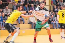  ?? FOTO: THOMAS SIEDLER ?? Die Handballer der SG Hofen/Hüttlingen (weißes Trikot) wollen die Saison mit einem Sieg beenden.