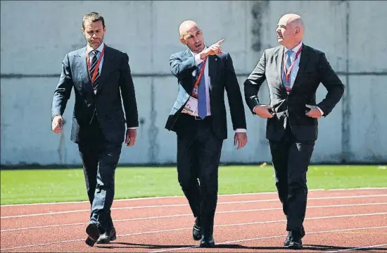  ?? PIERRE-PHILIPPE MARCOU / AFP ?? Luis Rubiales recorriend­o las instalacio­nes de Las Rozas, entre Aleksander Ceferin (presidente de la UEFA) y Gianni Infantino (FIFA), ayer