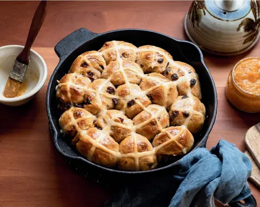  ?? PHOTOS: NICOLA GALLOWAY ?? This tempting hot cross bun pull-apart bread is the perfect Easter treat to spice up your weekend.