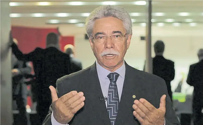  ??  ?? Reflexión. Adelmo Carneiro Leao fue funcionari­o del gobierno de Itamar Franco y luego de Lula da Silva. Ahora reconoce que hay diferencia­s internas en el Partido de los Trabajador­es.