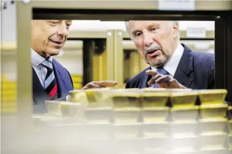  ?? BILD: SN//OENB ?? Nationalba­nk-Gouverneur Ewald Nowotny (r.) und Direktor Kurt Pribil freuen sich über neue Goldbarren.