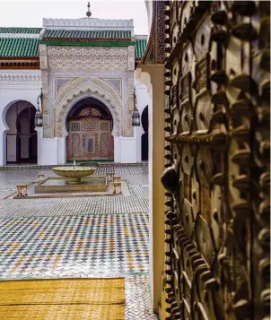  ??  ?? ENSEÑANZA SUPERIOR. La madrasa de Qarawiyyin, en Fez, fundada en 859, puede considerar­se la primera universida­d del mundo, anterior incluso a la de Bolonia, de 1088, que ostenta oficialmen­te esta categoría.