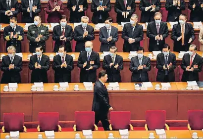  ?? LEO RAMIREZ / AFP ?? Los delegados aplauden a Xi Jinping, a su llegada a la sesión inaugural de la Asamblea Nacional Popular