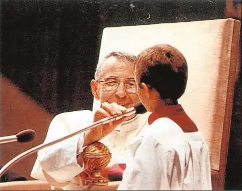  ??  ?? El Papa Juan Pablo I con un niño, durante una audiencia general, en el aula Pablo VI del Vaticano