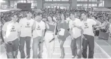  ?? ?? Kim, BGYO, and event host Tracy Maureen Perez (Miss World Philippine­s 2022 from Cebu) pose with the crowd the event.