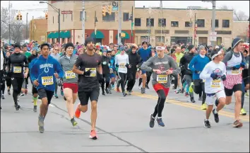  ?? SUE ELLEN ROSS/POST-TRIBUNE ?? The first runners come out of the starting gate at the Pumpkin Plod at Kennedy Avenue near Highway Avenue in Highland.