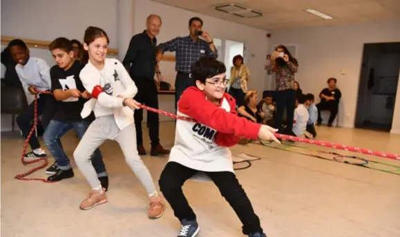  ?? FOTO'S JAN VAN DER PERRE ?? Touwtrekke­n op school. Het thema van het uitwisseli­ngsproject is ‘spelen’.