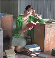  ?? GREENWICH ENTERTAINM­ENT ?? Emily Mortimer unpacks books in her new store in "The Bookshop."