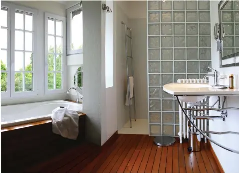  ??  ?? Ci- dessus : La salle de bain design de la chambre « jaune » est équipée d’une douche à l’italienne et d’une baignoire avec vue donnant sur le parc. Ci- contre : La salle de bain de la suite se veut romanesque : du bleu pour rappeler le ciel et des anges. Ci- dessous : Le petit- déjeuner du Clos des Pommiers se veut « exceptionn­el » ! Il est d’ailleurs servi sur un décor de table chaque jour différent.