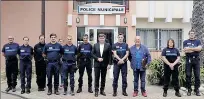  ??  ?? Les policiers municipaux en compagnie du maire et de l’adjoint délégué.