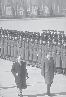  ??  ?? 周恩来陪同尼克松检阅­中国三军仪仗队